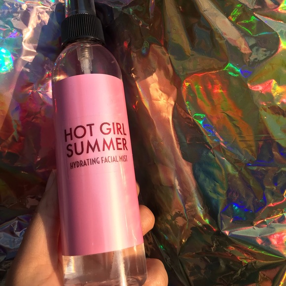 HOT GIRL SUMMER HYDRATING FACIAL MIST - Picture 2 of 5